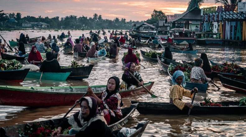 Menjelajahi Keindahan Banjarmasin: Floating Market yang Menawan