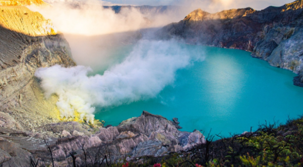 Menjelajahi Keindahan Kawah Ijen: Panduan Pariwisata Lengkap